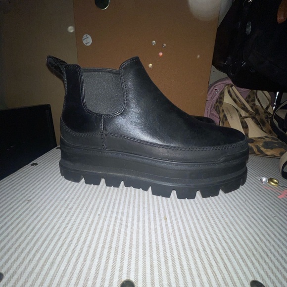 UGG LEATHER CHELSEA BOOT - Picture 2 of 5